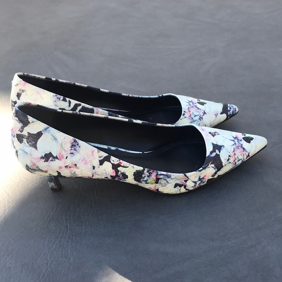 Charles and David beautiful flowered pumps - Picture 2 of 7